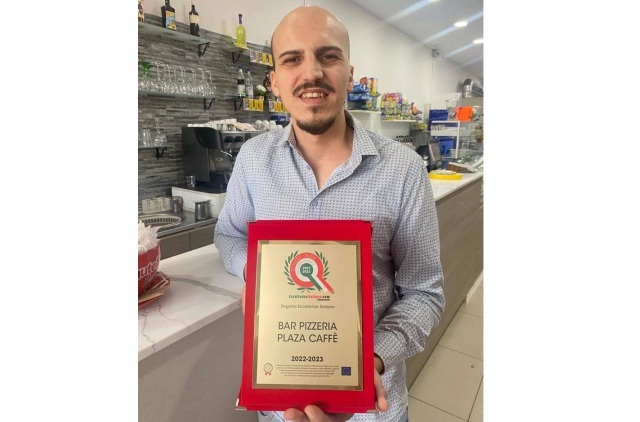 Niscemi. Premiato come "eccellenza italiana" il bar-pizzeria “Plazacaffè” di Giuseppe Dragotta  